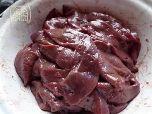 大蒜叶冬笋炒猪肝的做法(荤素搭配菜谱)