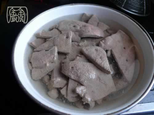 大蒜叶冬笋炒猪肝的做法(荤素搭配菜谱)