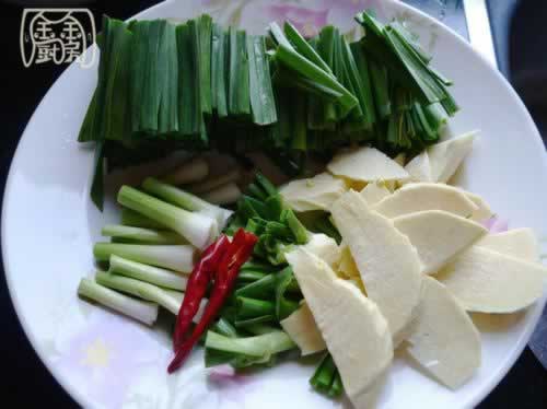 大蒜叶冬笋炒猪肝的做法(荤素搭配菜谱)