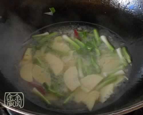 大蒜叶冬笋炒猪肝的做法(荤素搭配菜谱)