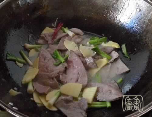 大蒜叶冬笋炒猪肝的做法(荤素搭配菜谱)