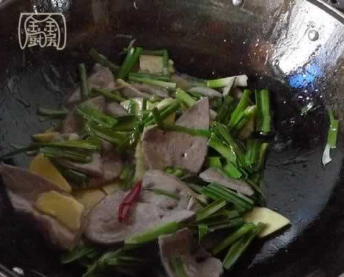 大蒜叶冬笋炒猪肝的做法(荤素搭配菜谱)