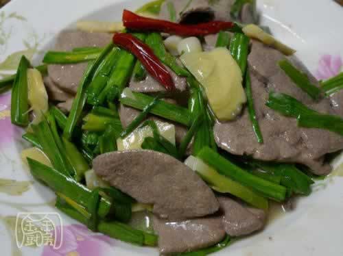 大蒜叶冬笋炒猪肝的做法(荤素搭配菜谱)