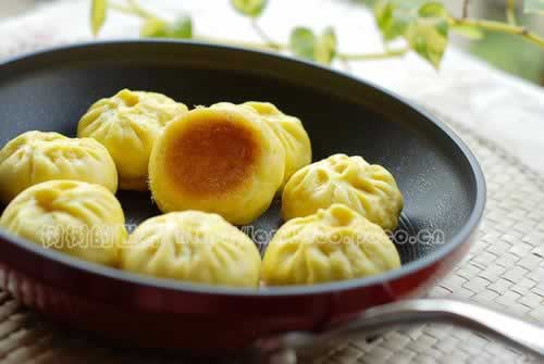 胡萝卜生煎包的做法(早餐菜谱)