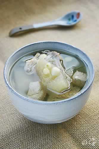 雪梨川贝南北杏炖鹧鸪的做法(秋季润肺菜谱)