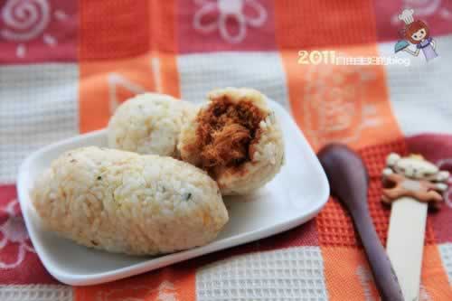 肉松饭团的做法(早餐菜谱)