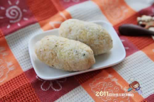 肉松饭团的做法(早餐菜谱)
