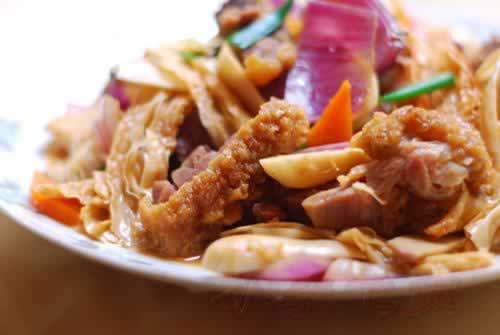 杏鲍菇炆德国咸猪手的做法(荤素搭配菜谱)