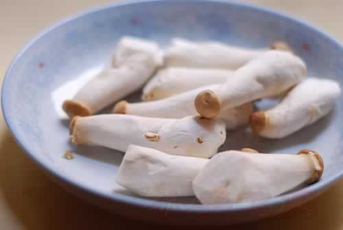 杏鲍菇炆德国咸猪手的做法(荤素搭配菜谱)