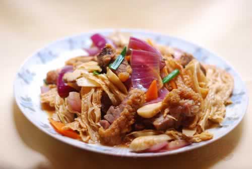 杏鲍菇炆德国咸猪手的做法(荤素搭配菜谱)