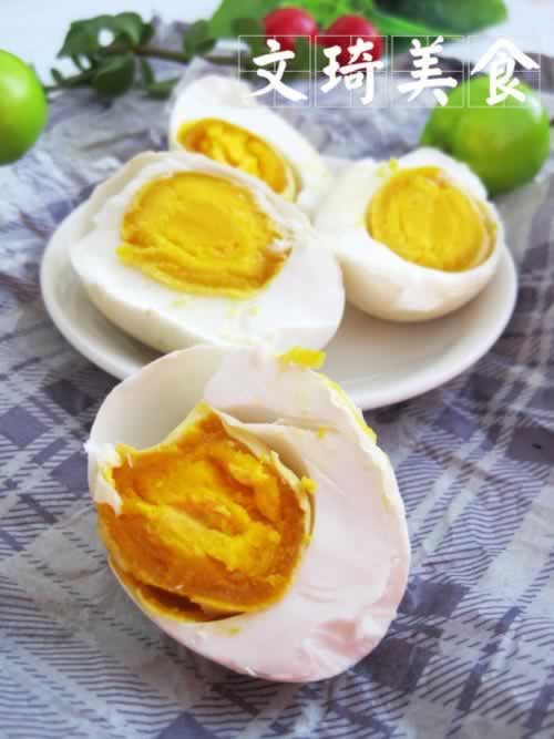 快速腌出美味红心咸鸭蛋的做法(早餐菜谱)