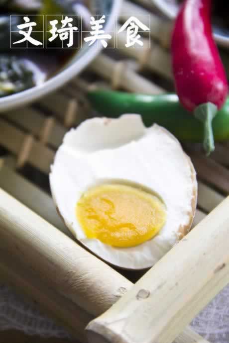 快速腌出美味红心咸鸭蛋的做法(早餐菜谱)