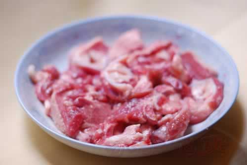 丝瓜炒猪舌根的做法(荤素搭配菜谱)