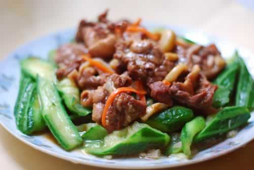 丝瓜炒猪舌根的做法(荤素搭配菜谱)