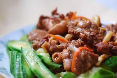 丝瓜炒猪舌根的做法(荤素搭配菜谱)