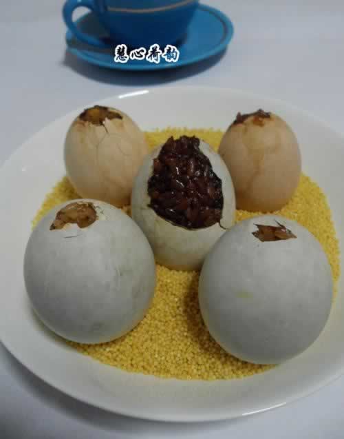 3个小时快速创意自制咸鸭蛋的做法(早餐菜谱)