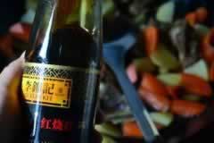 牛肋排烧土豆的做法(荤素搭配菜谱)