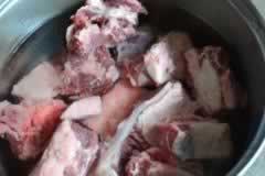 牛肋排烧土豆的做法(荤素搭配菜谱)