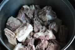 牛肋排烧土豆的做法(荤素搭配菜谱)