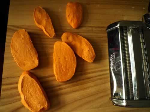 自制胡萝卜面条的做法(早餐菜谱)