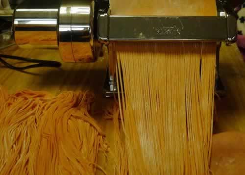 自制胡萝卜面条的做法(早餐菜谱)