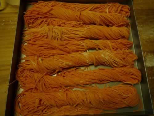 自制胡萝卜面条的做法(早餐菜谱)