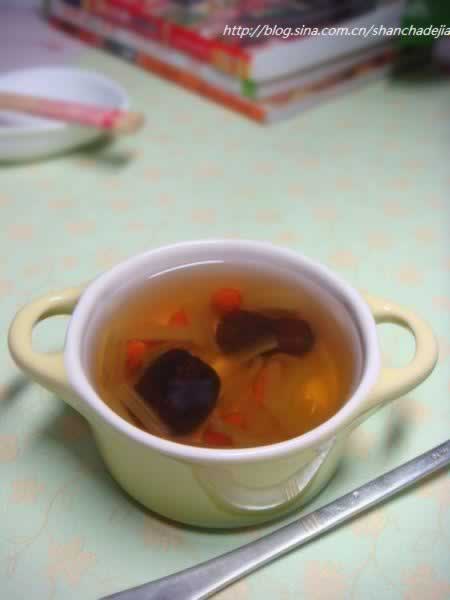 杞枣芹菜汤的做法(降血压保健饮品菜谱)