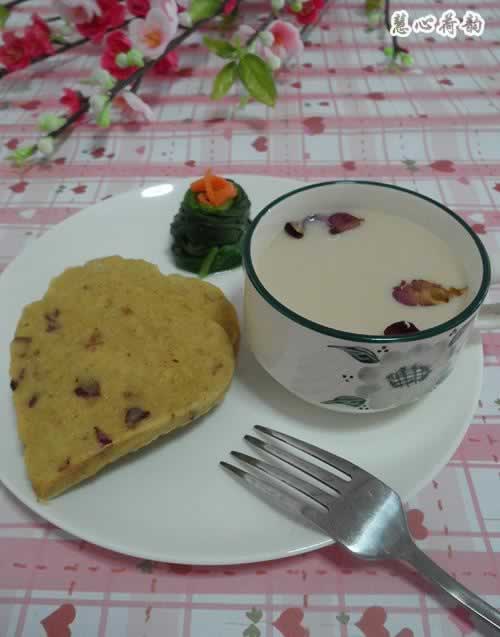 玫瑰枸杞巴旦木豆浆VS玫瑰豆渣饼VS菠菜胡萝卜丝的做法(早餐菜谱)