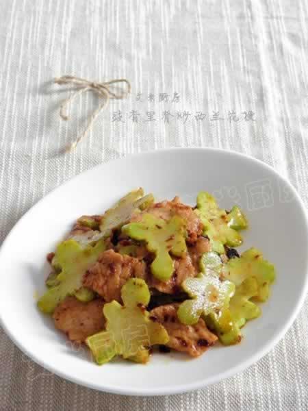 豉香里脊炒西兰花梗的做法(荤素搭配)