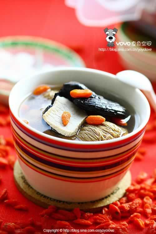 灵芝猴头菇枸杞汤的做法(营养全面滋补安神的好汤菜谱-泡发猴头菇的好方法)