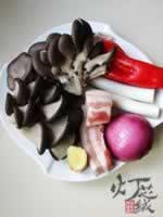 平菇炒肉的做法(荤素搭配菜谱)