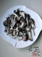 平菇炒肉的做法(荤素搭配菜谱)
