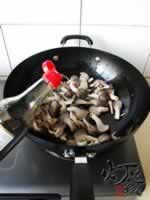 平菇炒肉的做法(荤素搭配菜谱)