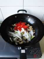 平菇炒肉的做法(荤素搭配菜谱)
