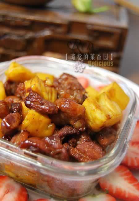 菠萝炒鸭肉粒的做法(节日水果菜)