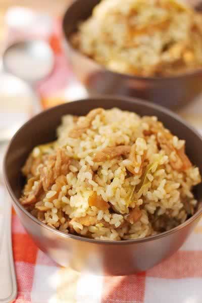 青椒榨菜肉丝煲仔饭的做法