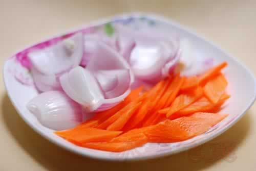 咖喱土豆炆牛腩的做法