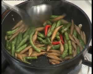 莜面鱼焖豆角和豉香月牙骨的做法