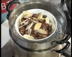 莜面鱼焖豆角和豉香月牙骨的做法