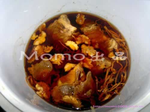 虫草花核桃猪骨汤的做法