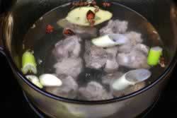 白蘑菇排骨汤的做法