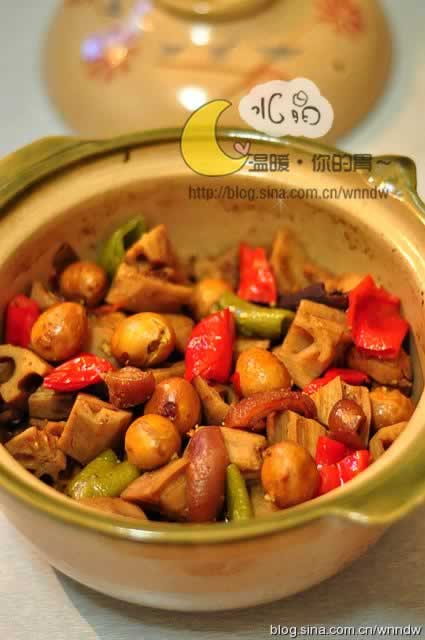 猪皮鹌鹑蛋莲藕煲的做法