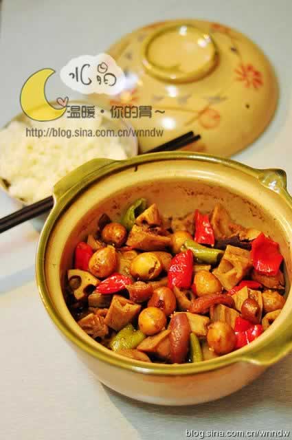 猪皮鹌鹑蛋莲藕煲的做法