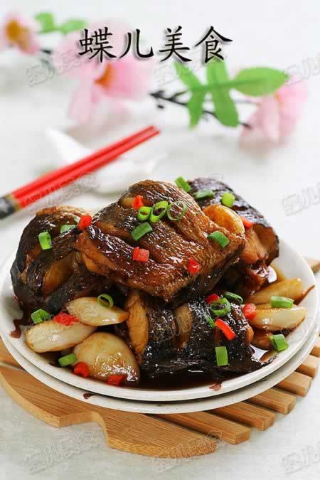 大蒜烧黑鱼的做法