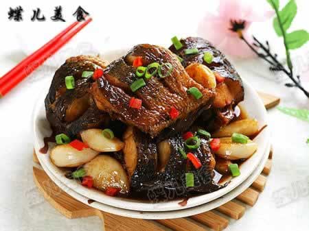 大蒜烧黑鱼的做法