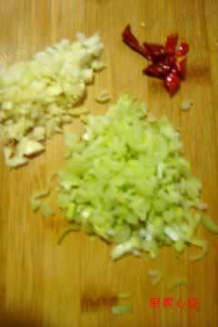 圆白菜炒窝头的做法