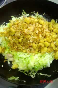 圆白菜炒窝头的做法