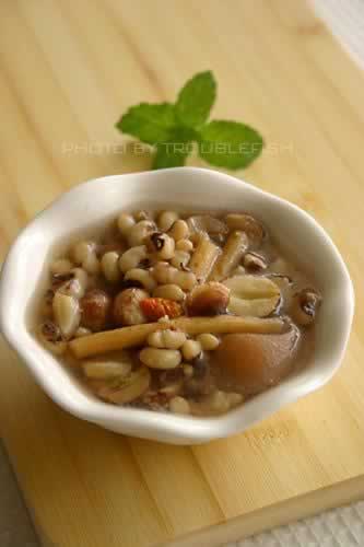 党参莲子眉豆杞子陈皮猪脚汤的做法