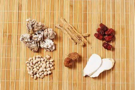 雪山灵菇煲鸡汤的做法