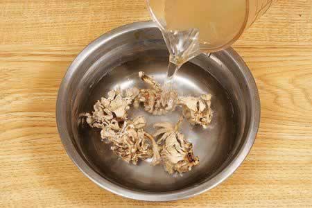 雪山灵菇煲鸡汤的做法